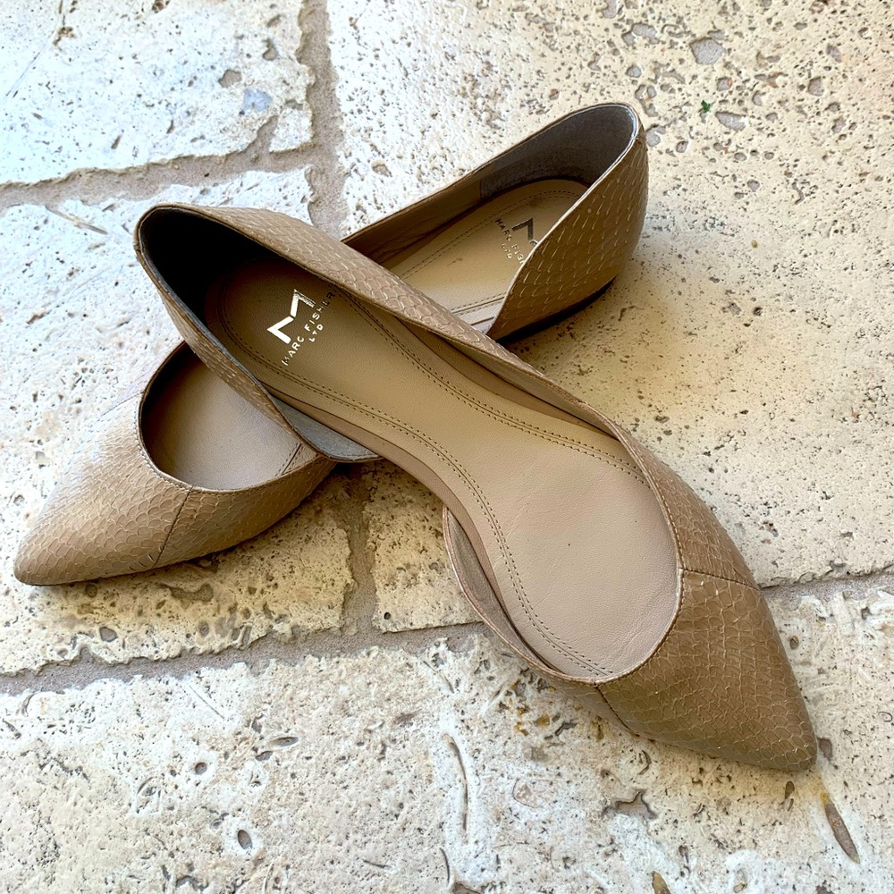 Marc Fisher. Super comfy flats. In beige. Textured leather. Size 6.5